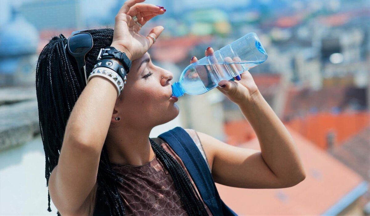    При высокой влажности пот на теле человека перестает испаряться