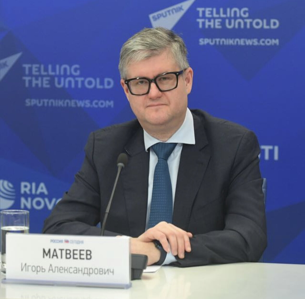 Несмотря на позитивный характер подвижек в нормализации отношений Сирии с арабским миром, содержание и скорость этого процесса остаются нечёткими. Наряду со стимулами – стремлением государств Ближнего Востока к укреплению суверенитета, ирано-саудовской «разрядкой» и хорошими перспективами для экономического сотрудничества – остаются и препоны. В первую очередь это американские санкции, препятствующие формированию региональной платформы восстановления Сирии, пишет Игорь Матвеев, старший научный сотрудник ИВ РАН.
Многие обозреватели расценили решение Совета ЛАГ на уровне министров иностранных дел № 8914 от 7 мая 2023 года о возобновлении участия Сирии в ЛАГ и участие БашараАсада – впервые с 2010 года – в саммите ЛАГ в Джидде как победу сирийской дипломатии. Со ссылкой на выступление в Джидде президента Сирии транслировалась мысль о том, что не Сирию приняли обратно в «арабскую семью», а «арабская семья» вернулась в Сирию. На практике это может означать попытки Сирии, где, по выражению Башара Асада, «бьётся сердце арабизма», реанимировать свою весомую роль на Ближнем Востоке, развивая диалоги по безопасности и экономике с соседями (Иорданией, Ираком, Ливаном) и предлагая посредничество в диалоге аравийских монархий с Ираном в русле преемственности внешней политики со времён президентства ХафезаАсада.
Нормализация отношений Сирии с арабским миром стала следствием и отражением процесса постепенного формирования межарабского консенсуса по признанию победы сирийских властей в борьбе с оппозицией. Последняя не смогла консолидировать свои ряды и добиться военного успеха, деградировав и лишившись внешней поддержки. Массовые потоки сирийских беженцев (по данным ООН за 2023 год, в соседних с Сирией странах находилось 5,4 миллиона человек) стали бременем для экономик Иордании и Ливана. Данный фактор на фоне роста контрабанды наркотического психостимуляторакаптагонаиз южной Сирии в ту же Иорданию, а далее – в аравийские монархии явился катализатором нормализации, выразившейся в резолюции ЛАГ 8914 и итоговой декларации Арабского саммита в Джидде.
Не менее значимы текущие деэскалационные подвижки в системе международных отношений на Ближнем Востоке, а именно начавшаяся при посредничестве Китая нормализация отношений между шиитским Ираном и суннитской Саудовской Аравией – традиционными соперниками за влияние в регионе. К этому вскоре может добавиться сирийско-турецкое сближение при содействии России: шансы на реализацию соответствующей дорожной карты, о которой было объявлено после встречи министров иностранных дел России, Ирана, Сирии и Турции 10 мая в Москве, возрастают в свете заявлений президента Турции Реджепа Тайипа Эрдогана о возможности его встречи с Асадом. Другим аргументом в пользу примирения Анкары и Дамаска может стать неприятие ими курдского сепаратизма.