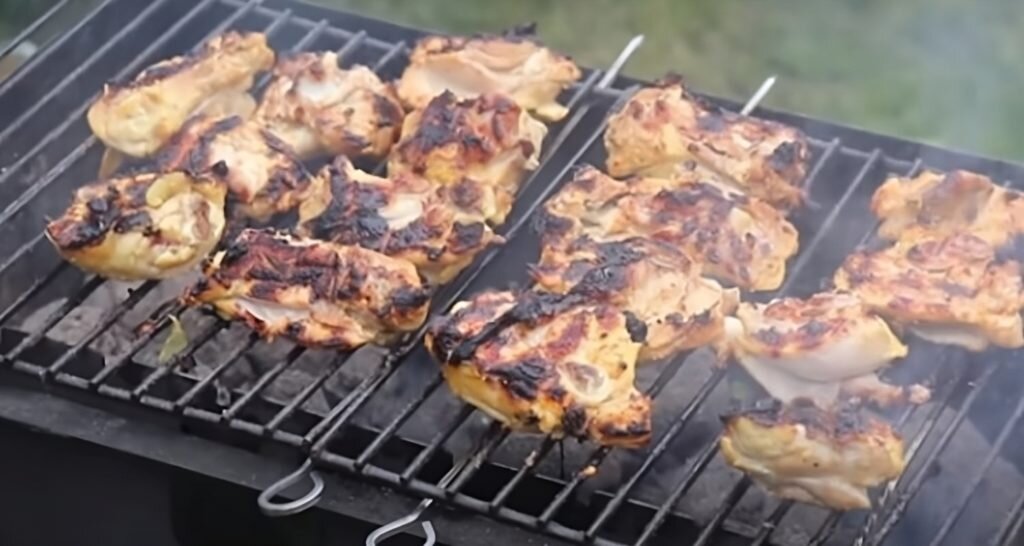 Барбекю (куриные бедра в умопомрачительном маринаде на дощечке на мангале)