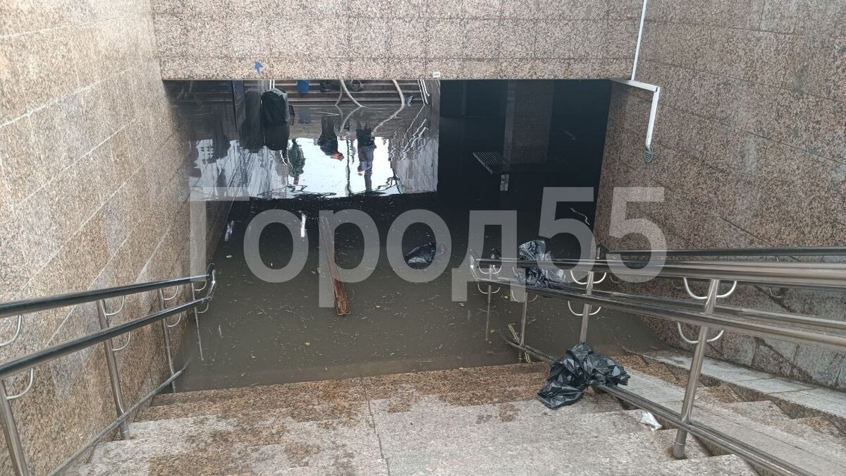     Из-за непогоды в городе перестали работать 59 светофоров. 49 из них уже отремонтировали.