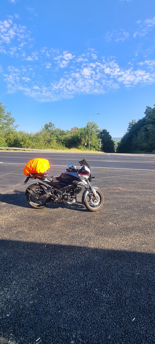 Ранние утро пустая дорога где-то рядом с морем...