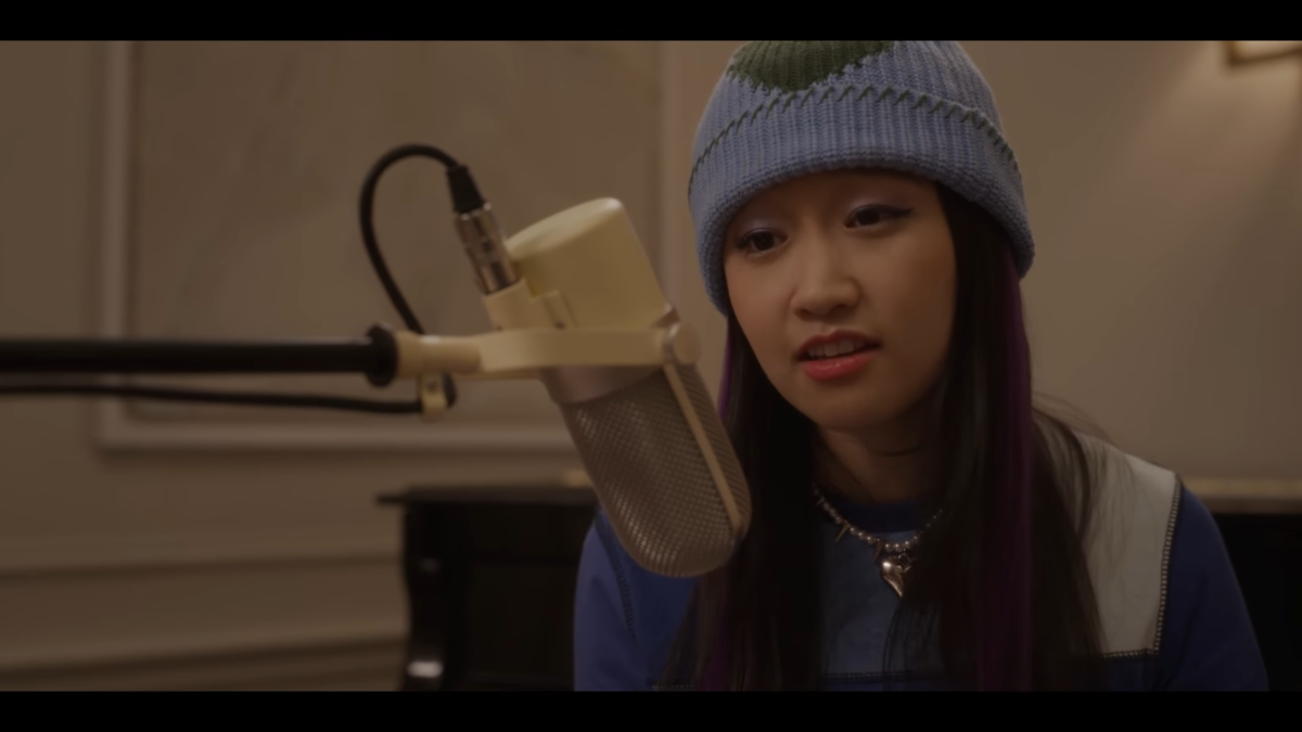 Девочка, ее душа, ее мир, ее переживания остаются незамеченными и не отраженными любовью и признанием родных и близких. Только роль и маска, следование общепринятым идеалам, могут помочь ей получить любовь и тепло от близких. А пока ей остается блуждать (скриншот из открытых источников).