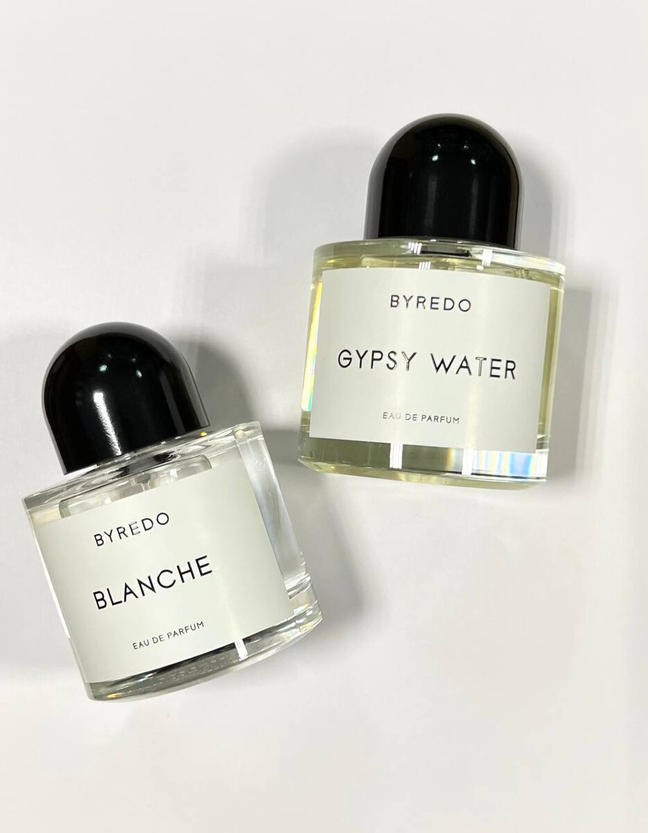 Унисекс Gypsy Water Byredo принадлежит к группе древесные фужерные. Аромат выпущен в 2008 году. Верхние ноты: Можжевельник, Лимон, Бергамот и Перец; средние ноты: Иглы сосны, Ладан и Корень ириса; базовые ноты: Ваниль, Сандал и Амбра. Фото из открытых источников.