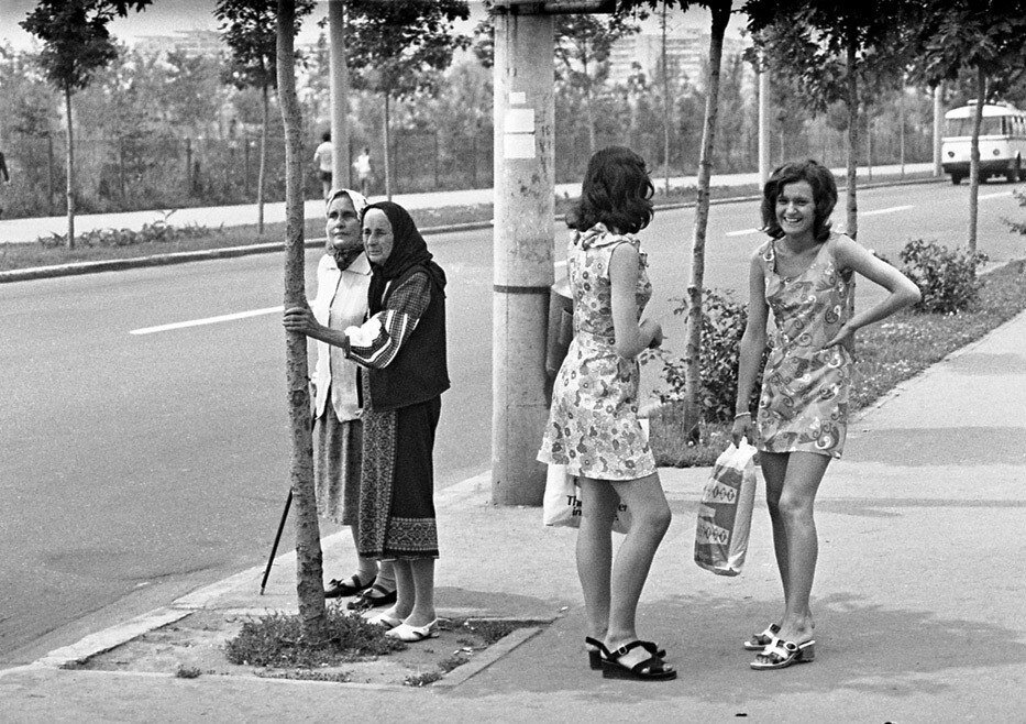 Ссср старое. СССР 1970-Е. Советская жизнь 1970е. Бухарест 1970е. Люди на улице СССР.