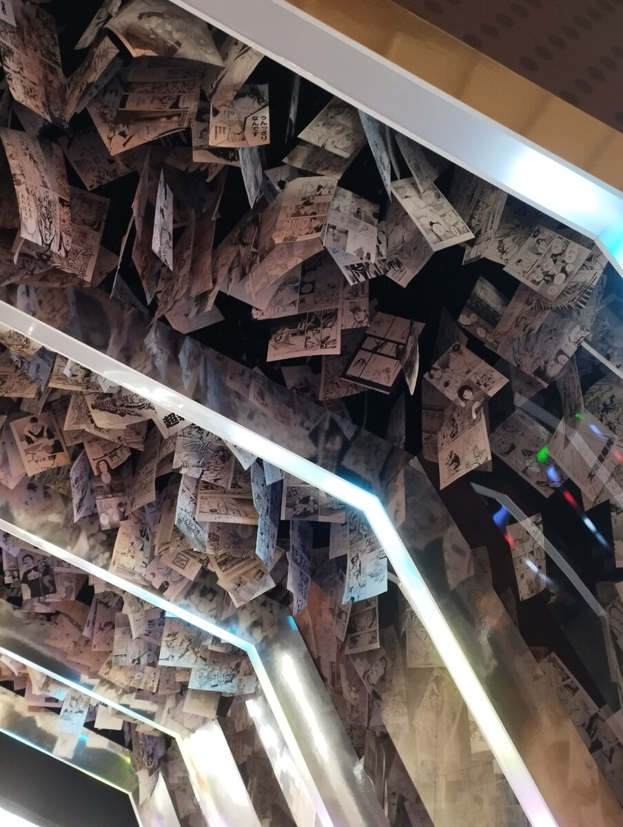 при входе в арке висят странички из популярных манг