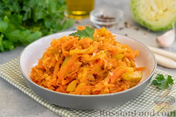 капуста белокочанная, кабачки, лук репчатый, морковь, чеснок, хмели-сунели, томат-паста, сахар, соль, перец чёрный молотый, масло растительное