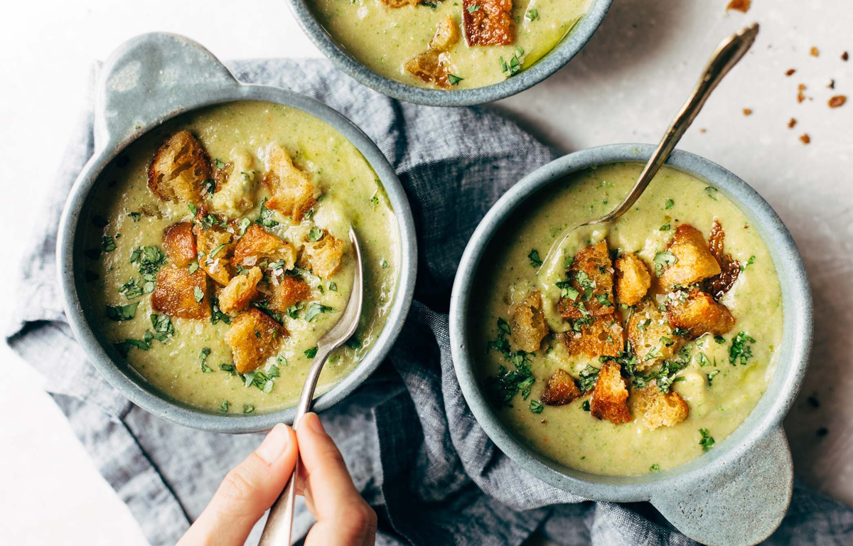 Суп пюре из брокколи с плавленным сыром. Сырный суп с брокколи. Сырный суп из брокколи. Брокколи чеддер суп. Суп пюре из брокколи с плавленным сыром.