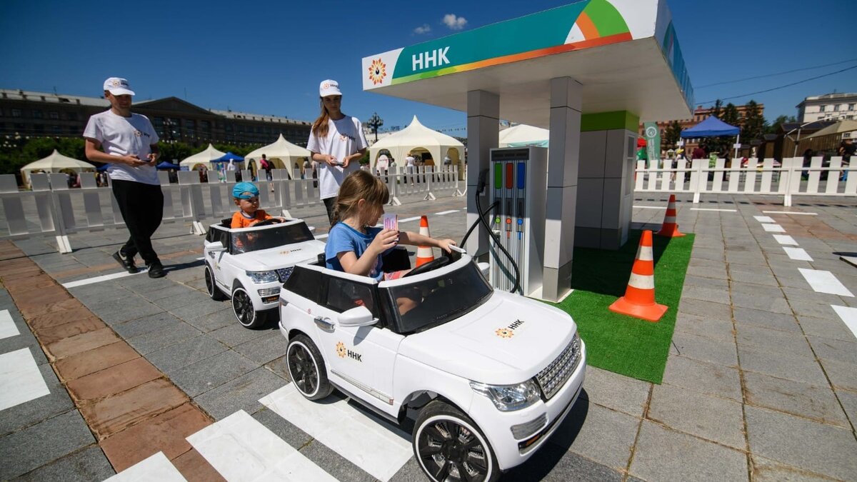     Прошедшие выходные в Хабаровске выдались горячими, и речь не только о знойной жаре, а еще и о динамичной ярмарке-фестивале «АмурФест.Лето», которая с 7 по 9 июля радовала жителей и гостей города Хабаровска своей насыщенной программой и разнообразными активностями.