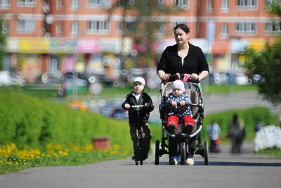    Женщина с детьми гуляет в Троицке ©Александр Кожохин РИАМО