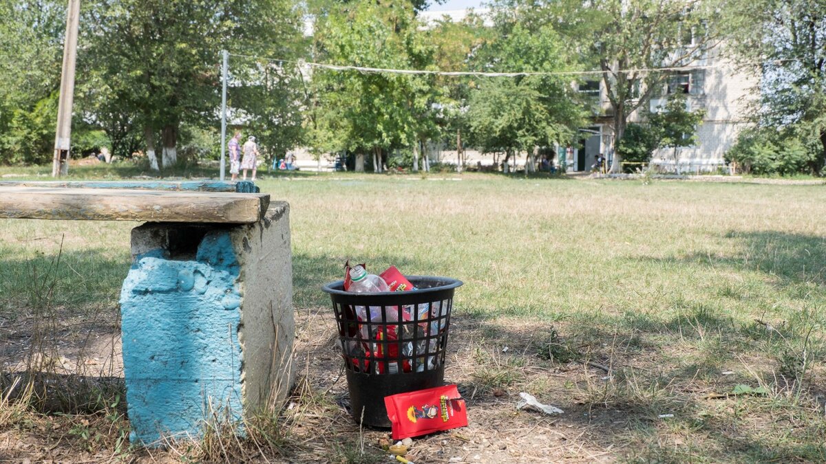     Жители Казани обратили внимание на состояние территории в центре города, а также рядом со станциями метро. Они пожаловались на обвалившиеся плитки, сорняки, мусор и «дохлых голубей». Соответствующие комментарии появились в Telegram-канале мэрии города.