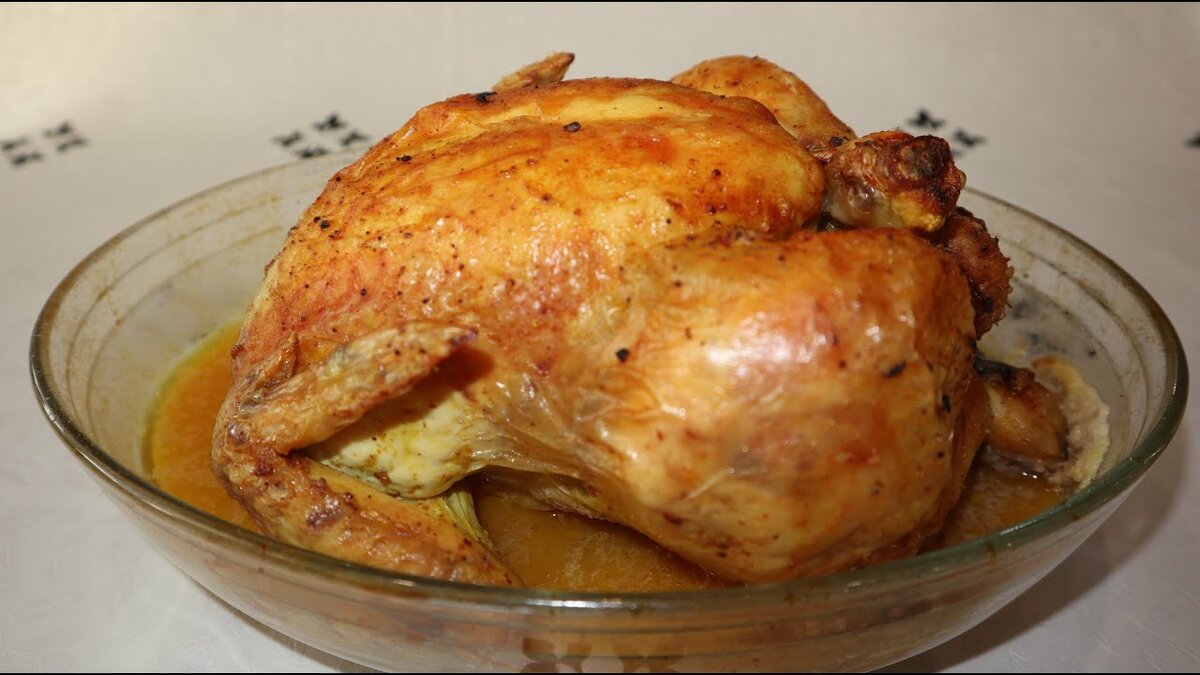 Курица, запеченная целиком, является уникальным блюдом: она просто и быстро готовится, не дорого стоит и может стать как обычным семейным ужином, так и центральным блюдом праздничного стола.