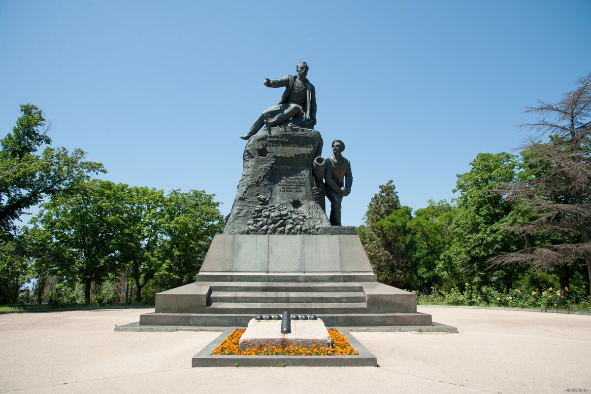 Памятник В.А.Корнилову