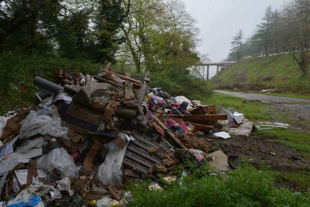 Стихийная свалка под Гумистинским мостом © Sputnik Томас Тхайцук