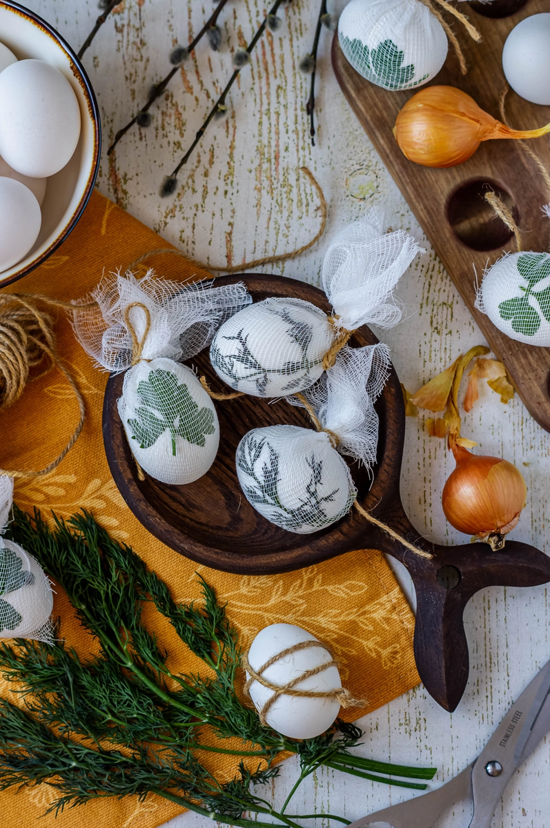 Покраска яиц в луковой шелухе.