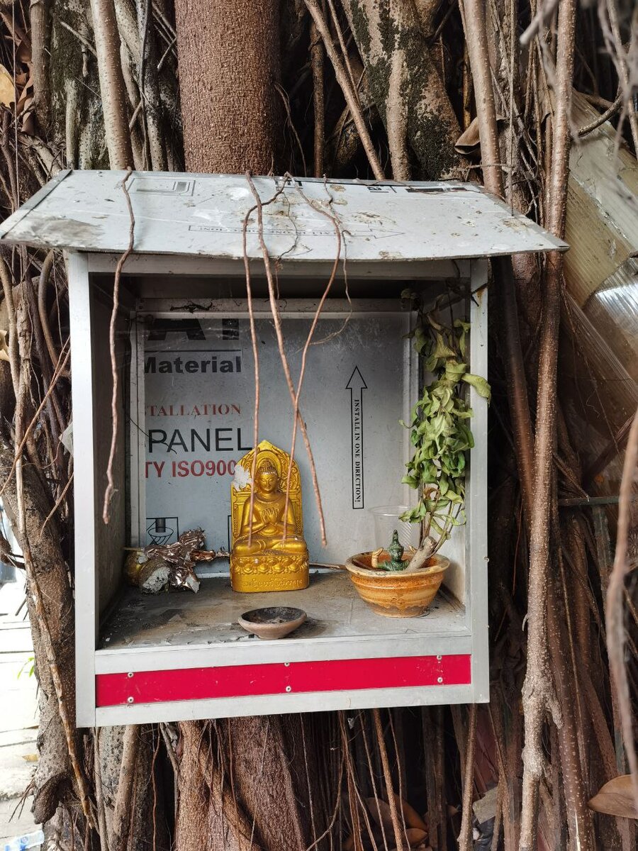 Святые уголки со статуями Будды ставятся и в жилищах и в общественных местах