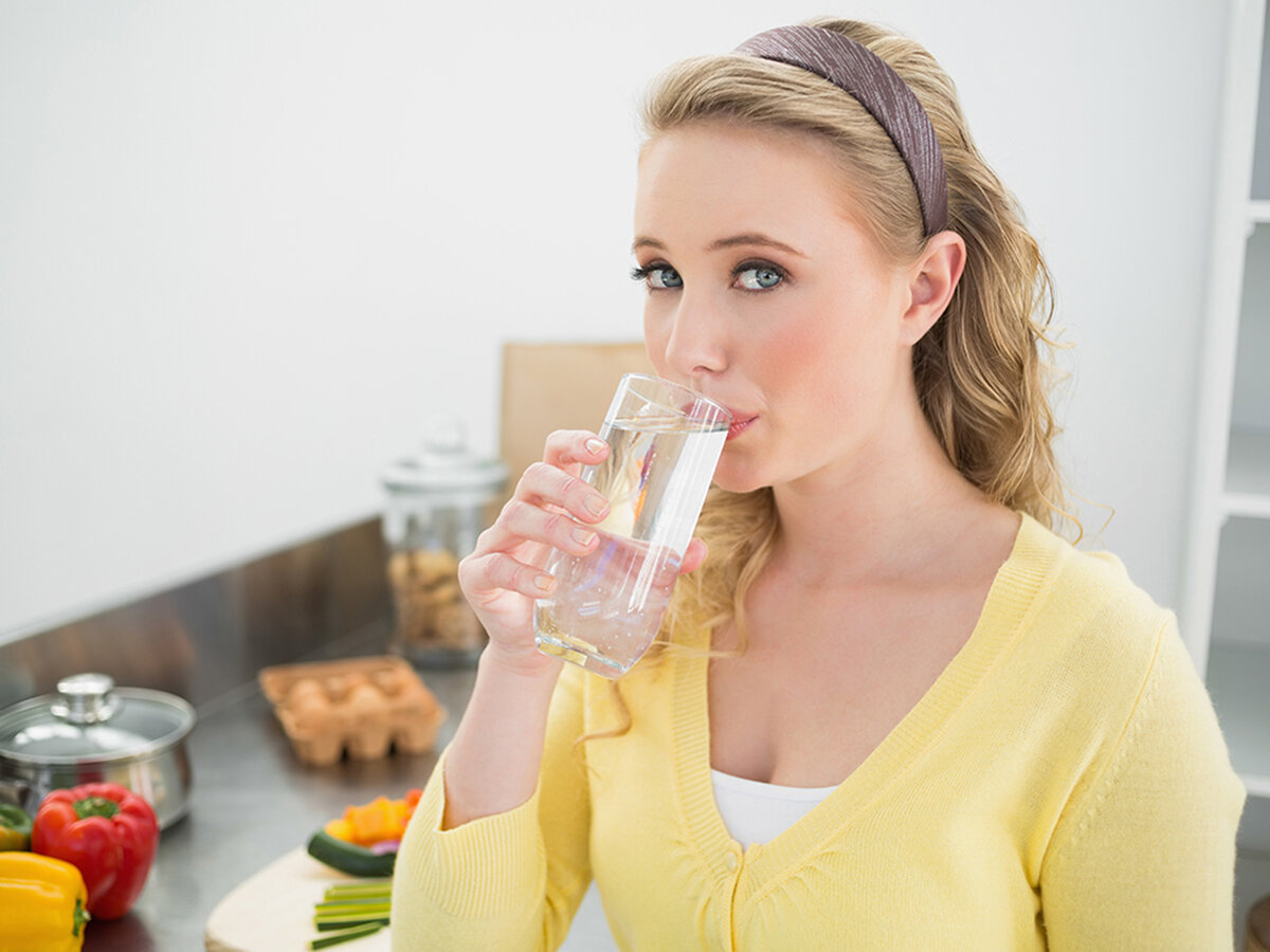 Blonde drink. Пить воду с едой. Девушка пьет воду перед едой. Девушка со стаканом воды. Девушка пьет воду.