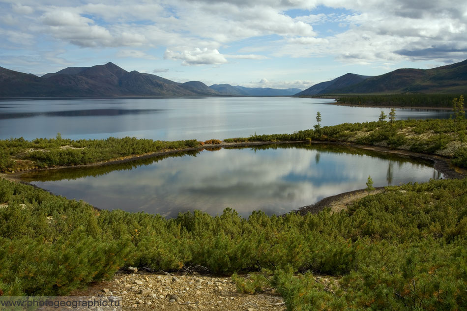 В средней части озера, совсем рядом у западного берега есть довольно крупный остров. И на этом острове есть своё небольшое озеро. Можно сказать, минилабынкыр.