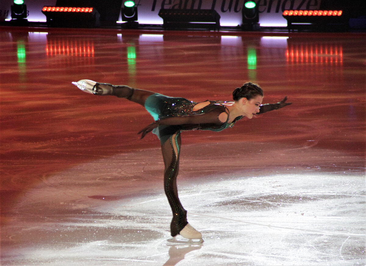 ледовое шоу тутберидзе новосибирск. ледовое шоу. ледовое шоу в омске тутберидзе. загитова чемпионы на льду. шоу чемпионов тутберидзе.