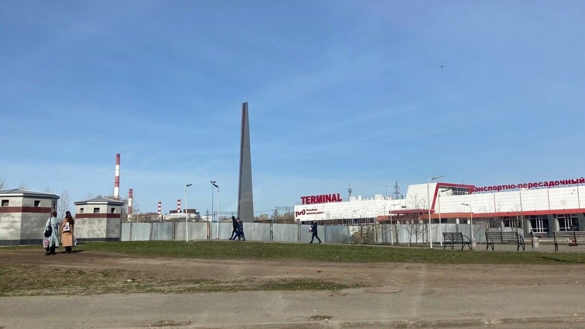     В сквере у Северного вокзала появилась стела «Казань — город трудовой доблести». На установленную вертикальную конструкцию обратил внимание корреспондент Inkazan.