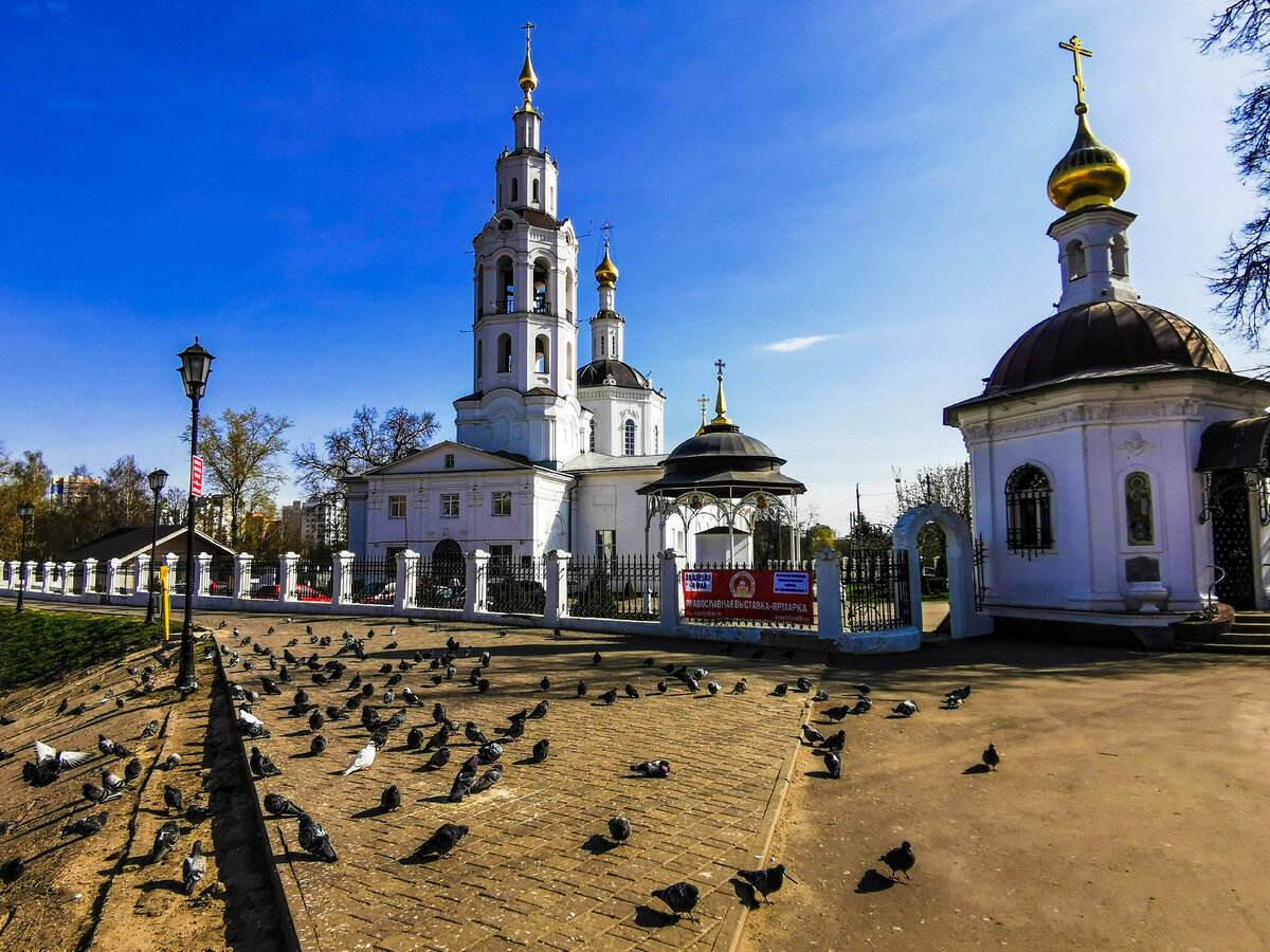 Богоявленский собор на Богоявленской площади, недалеко от Красного моста.