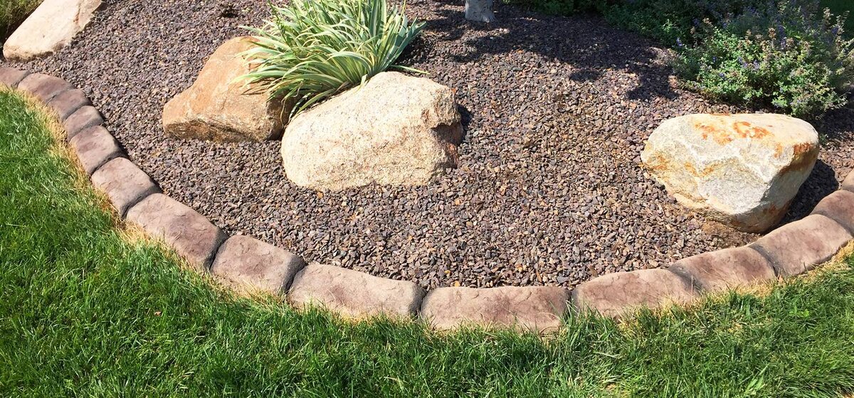 Пример ограждения клумбы кирпичом (фото из открытых источников)