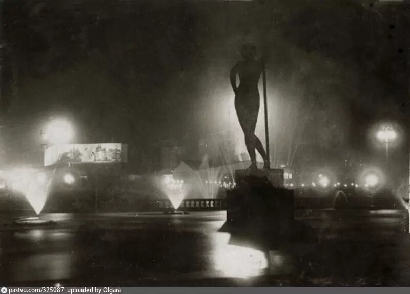 Немного интриги для начала. Внешний вид скульптуры ночью и со спины, 1935-1936. С сайта www.pastvu.com.