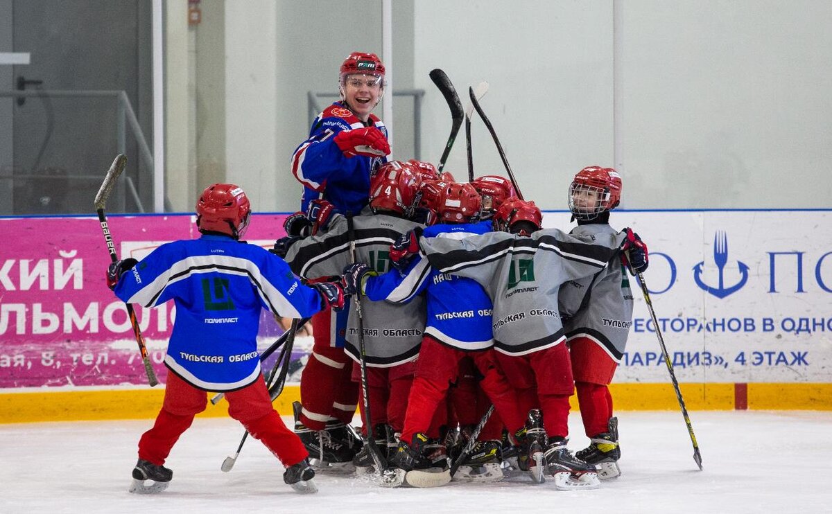 Корреспонденты Myslo побывали на тренировке и пообщались с юными спортсменами. Тульская область активно развивает хоккей.