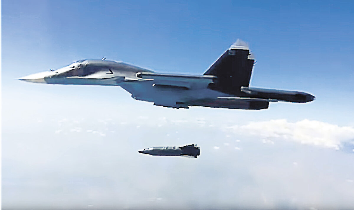 Пуск бомбы с Су-34.