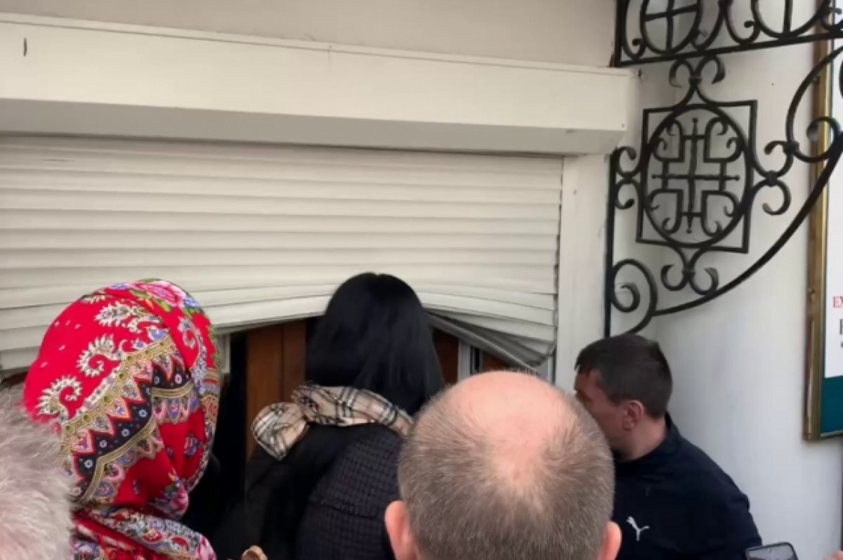    СПЖ: верующие прорвались в опечатанный корпус Киево-Печерской лавры