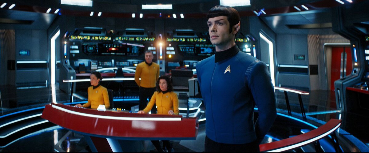 И тот же самый корабль USS Enterprise (NCC-1701) в 2257 году из сериала Звёздный путь "Дискавери" 2017 года. Разница очевидна. 