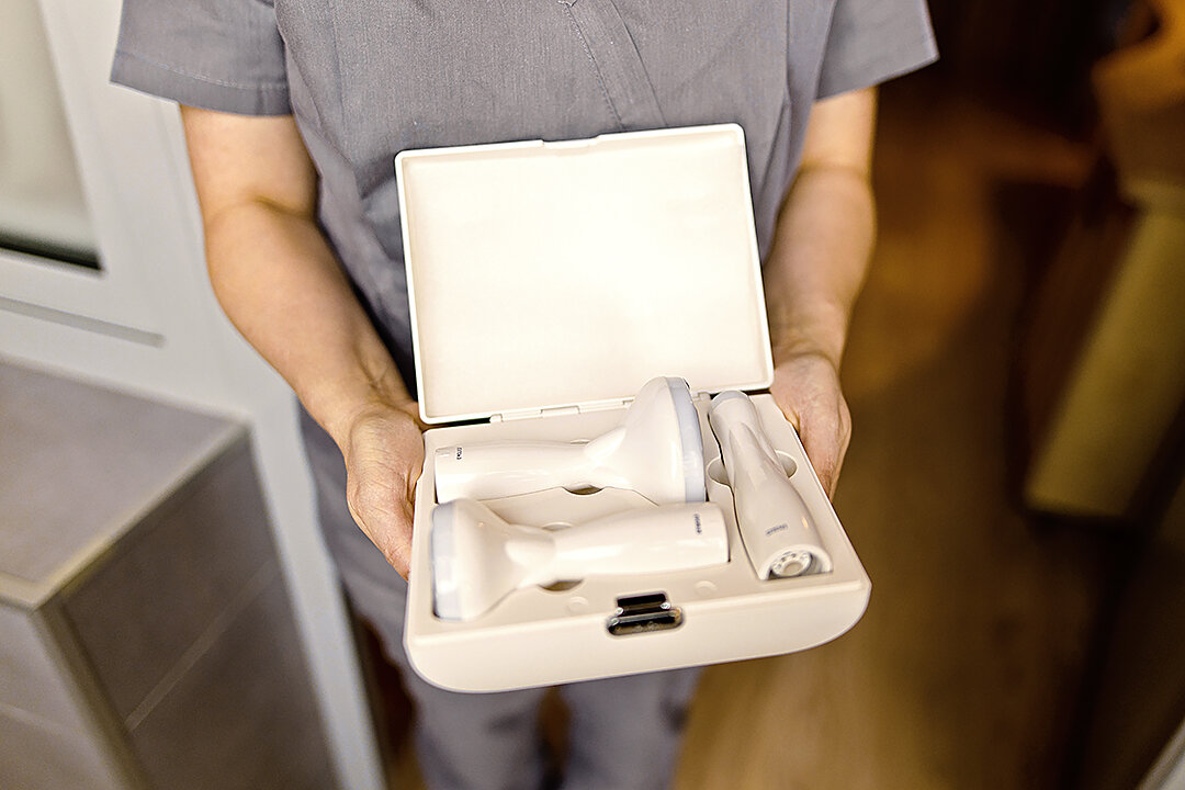 Аппарат имеет несколько манипул, предназначенных для работы над разными участками лица и тела