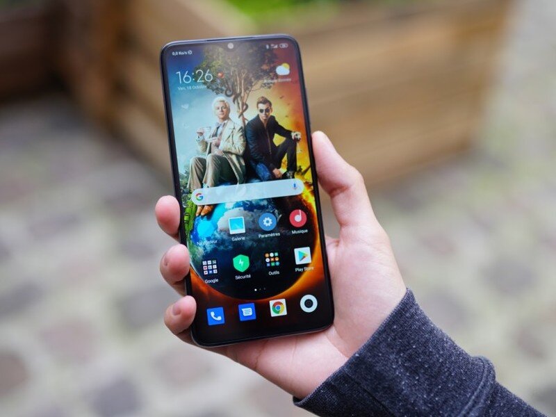    ZTE Axon 40 Lite — середнячок с IPS-экраном, слотом для карты памяти и ценой $145