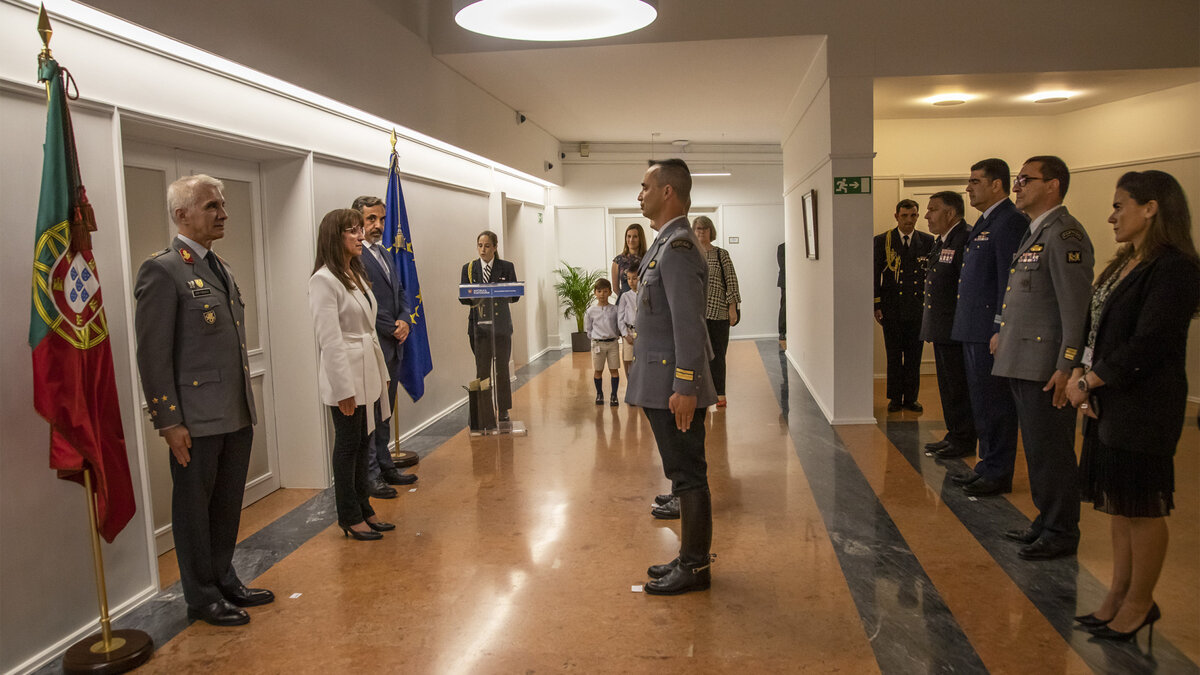 Награждают португальских военных, находившихся в стране пятачков в качестве именно военных.