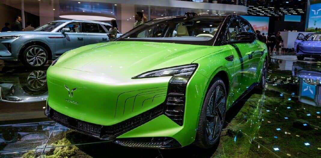    Представлен электрокар Hongqi E001: запас хода до 800 км и быстрая замена батареи