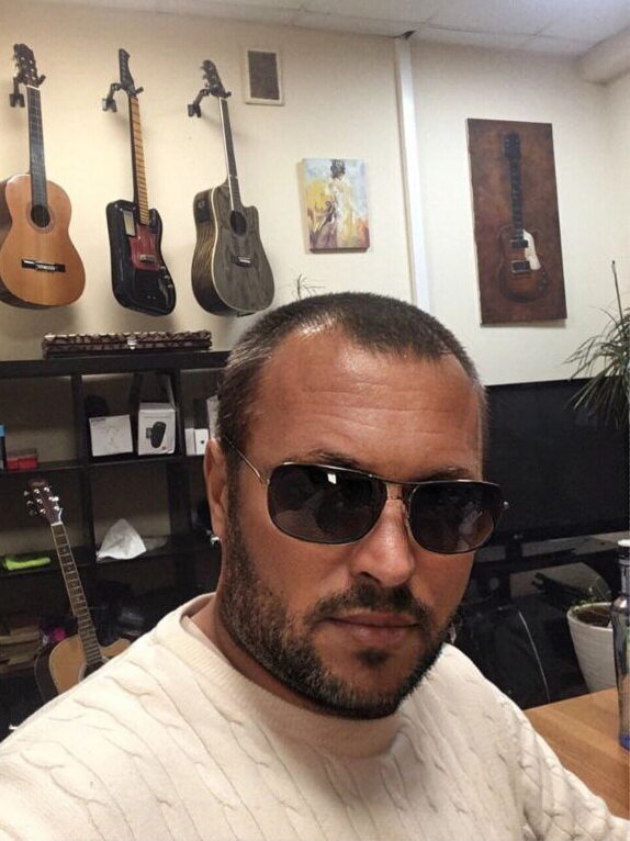 Макс Моро — писатель, поэт, музыкант, композитор, автор и исполнитель своих песен.