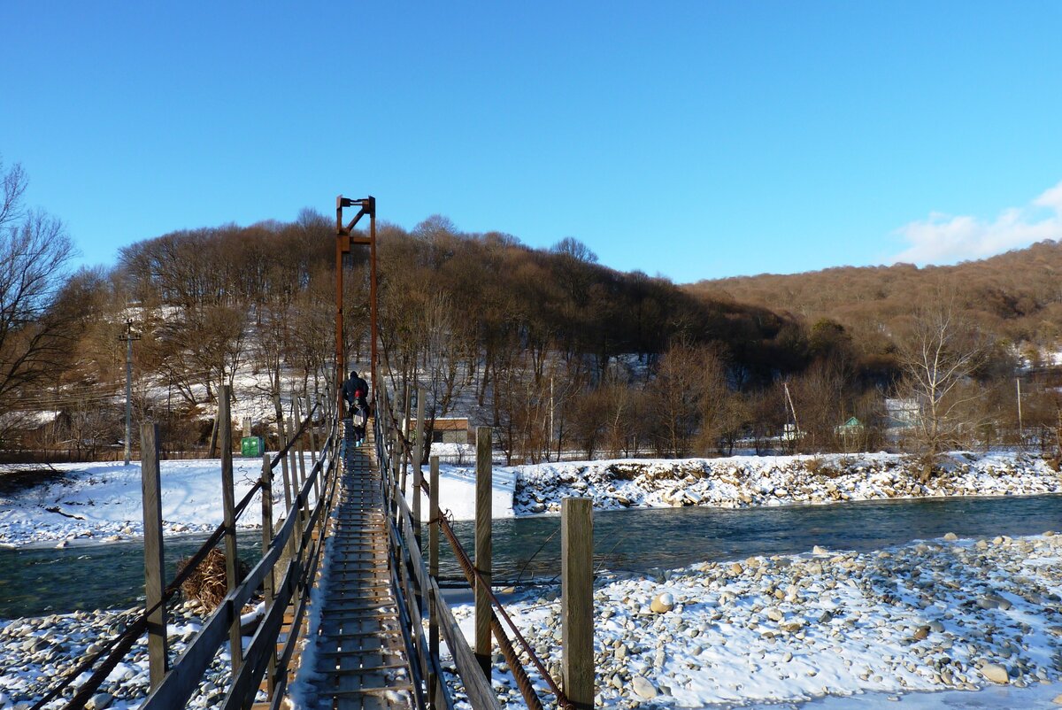 Живописный подвесной мост через реку Большая Лаба, с которого стоит полюбоваться на реку.