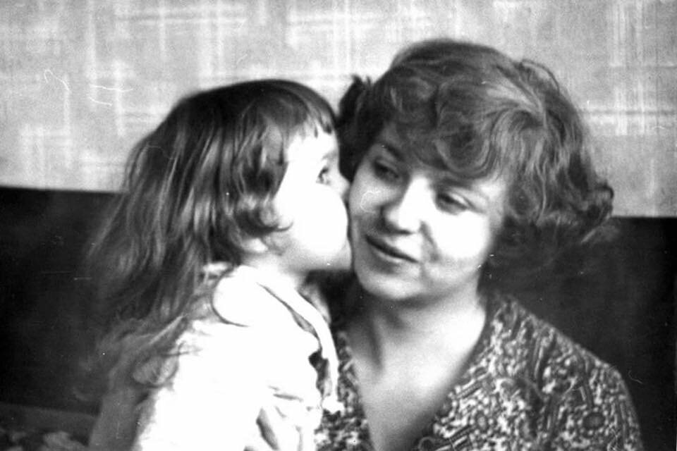 Мама и я. 1975 год. Мне года 1,5 всего