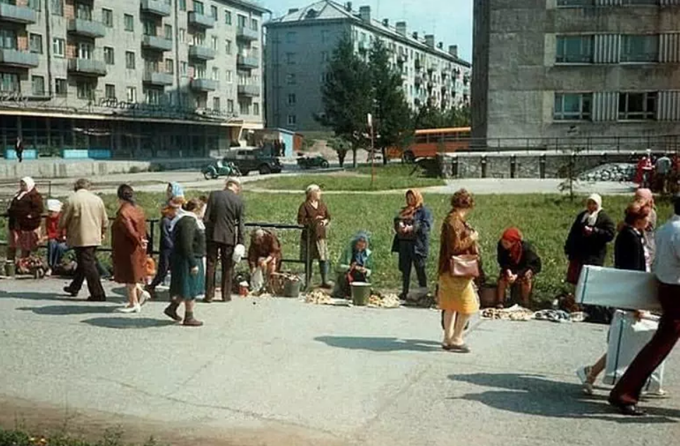 Малый 80 фото. Улица Богдана Хмельницкого Новосибирск 1990-е. Улица Богдана Хмельницкого Новосибирск 1980. Новосибирск 80-е. Новосибирск Богдана Хмельницкого 70-е годы.