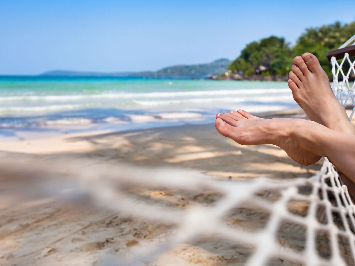    Девушка отдыхает в гамаке на пляже© Depositphotos.com / anyaberkut