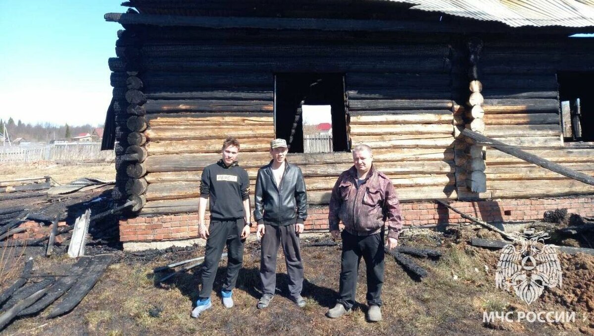     Соседи спасли жизни женщины и трех младенцев во время пожара в поселке Яган Малопургинского района Удмуртии. Это произошло поздно вечером в субботу, 22 апреля, сообщили в ГУ МЧС по республике.