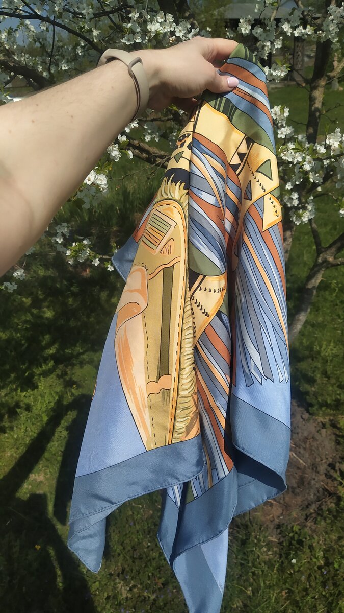 Винтажный платок Hermes из секонд-хенда.