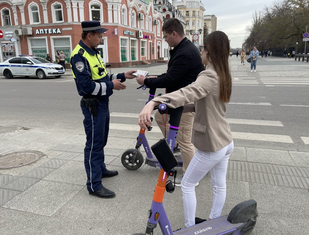 Электросамокат на дороге