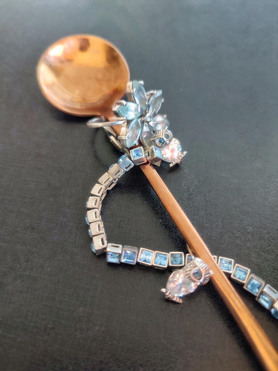 На готовке дело не остановилось. Нарядилась к домашней мини фотосессии. Накрасилась, добавила капельку духов. Их не видно, но настроение создают. 