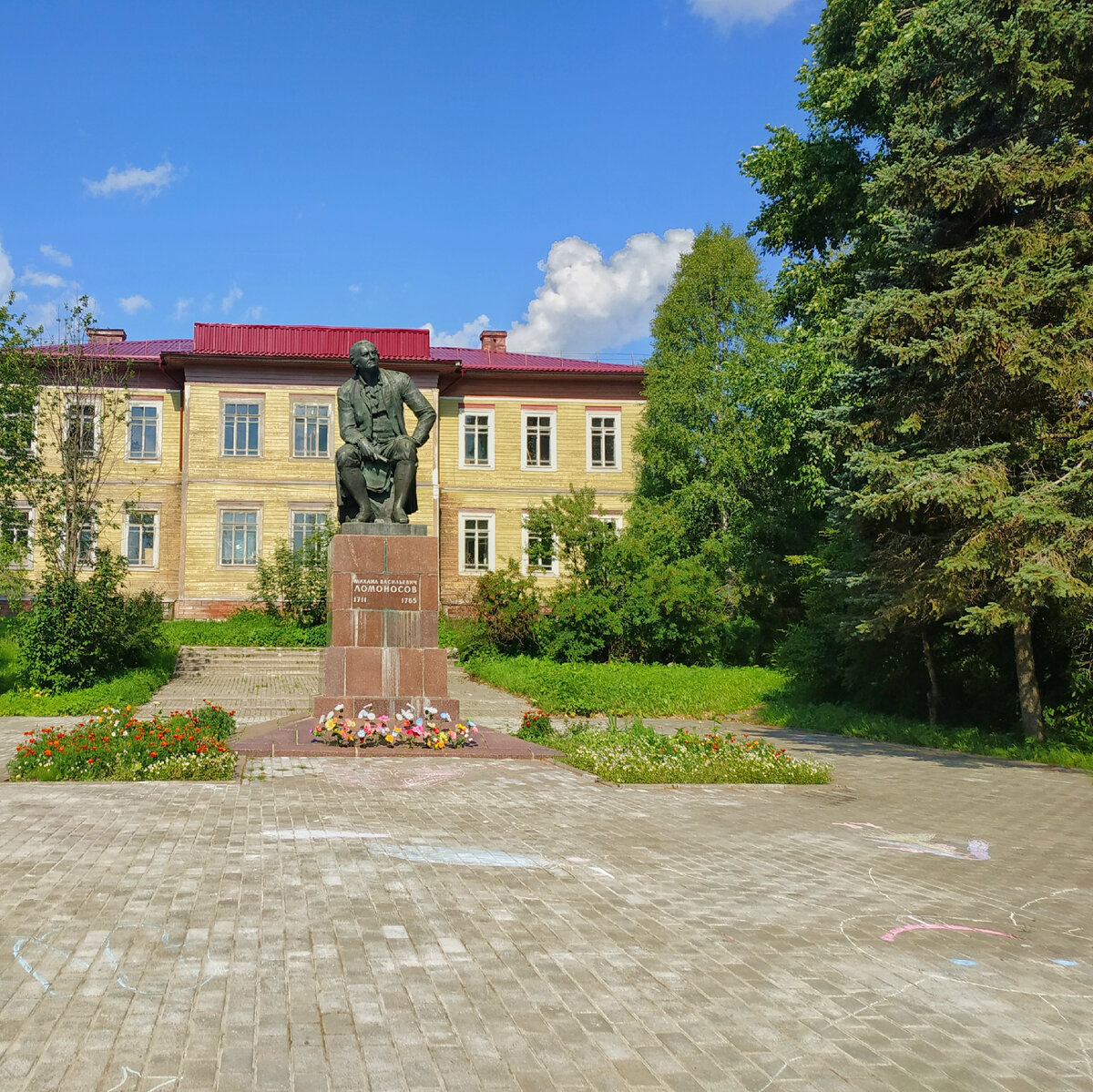 Памятник М. В. Ломоносову в д. Ломоносово