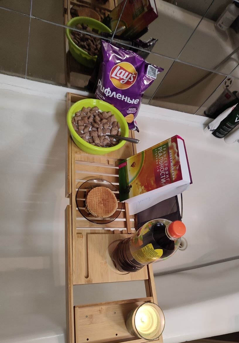 Вкусно и почти полезно. И книжечку читаю 