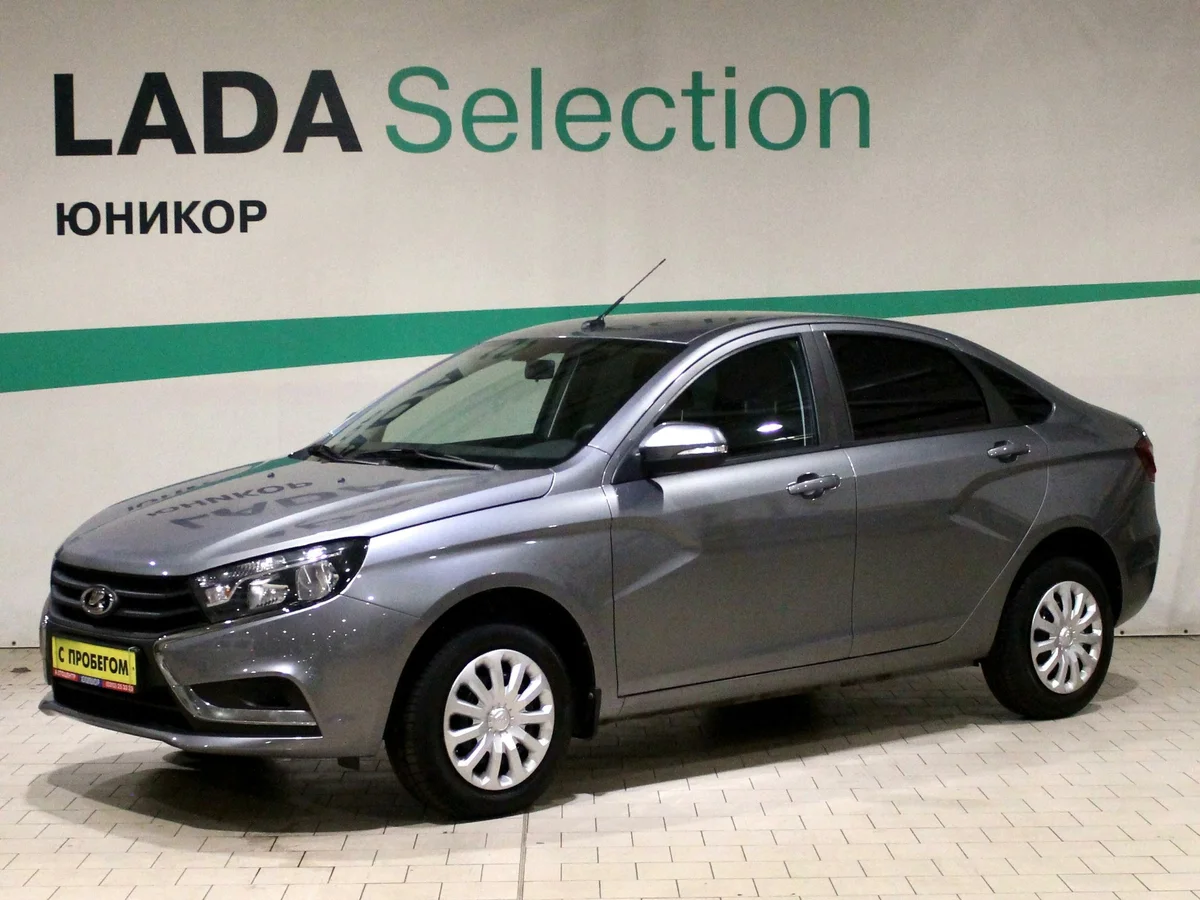 1. Lada Vesta - это российский автомобиль, который стоит около 500 000 рублей. Он имеет просторный салон, надежный двигатель и неплохую комплектацию.