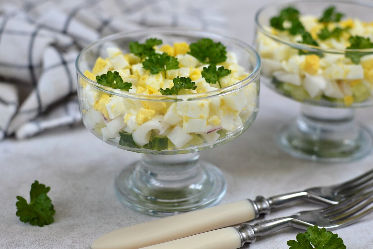 Лёгкий салат с кальмарами яйцами и свежими огурцами