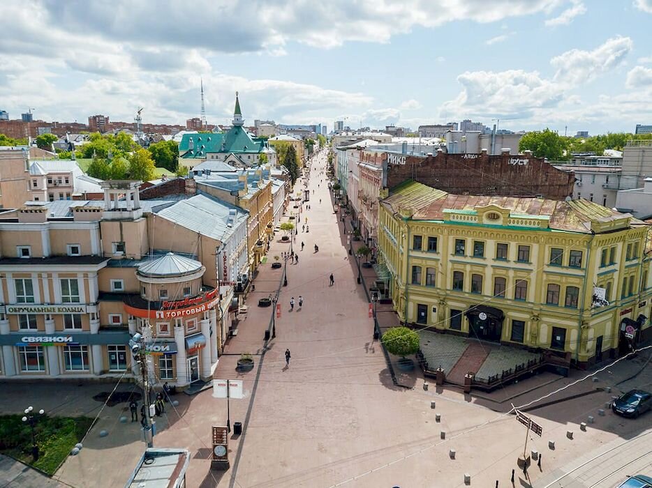 Большая Покро‌вская улица — главная улица Нижнего Новгорода. Расположена в историческом центре города. Связывает 4 площади: Минина и Пожарского, Театральную, Горького и Лядова. Одна из самых старинных улиц. До 1917 года считалась дворянской. Оформилась как главная улица города к концу XVIII века.