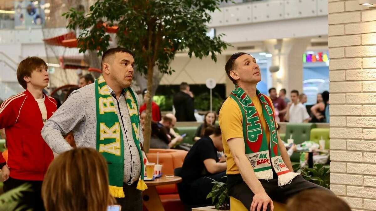     Казанцы, пришедшие поболеть за «Ак Барс» в фан-зону «Меги», пожаловались на преднамеренное повышение цен на алкоголь в продуктовом магазине «Бахетле». Своим недовольством они поделились с Inkazan.