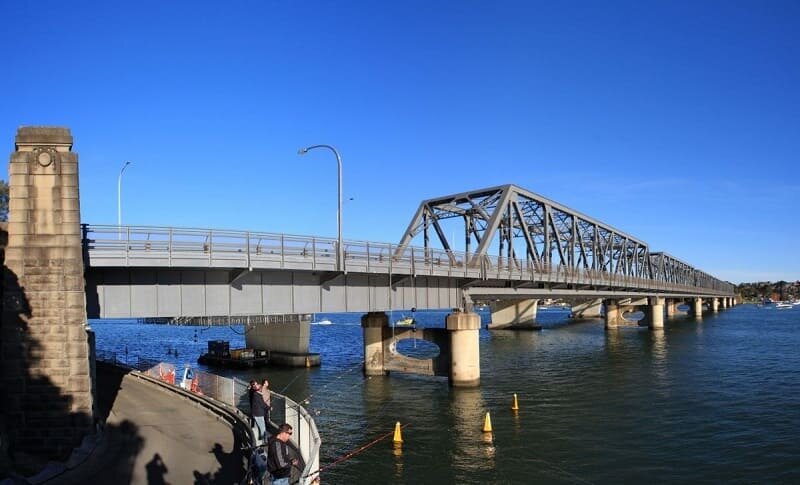 Tom Uglys Bridge — это два автодорожных моста, построенных в 1929 и 1987 годах, по которым проходит шоссе Princes Highway через реку Georges River в южной части Сиднея, в штате New South Wales,...-2